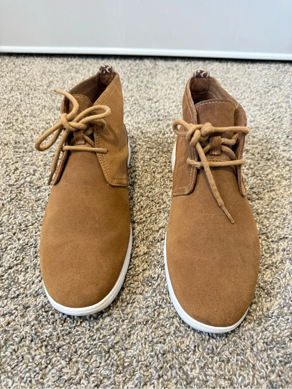 UGG Men's Suede Chukka Boots - Chestnut Brown with White Sole
